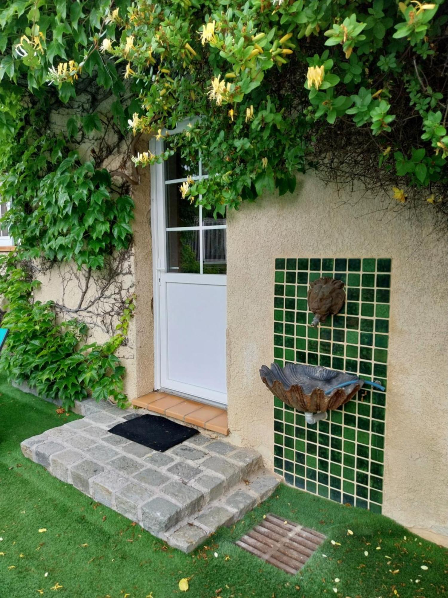 Superbe Grand Studio Tout Confort Avec Exterieur Poussan Екстериор снимка